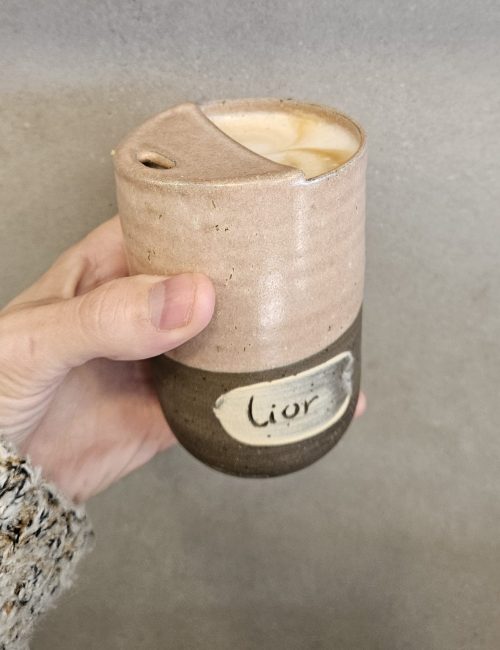כוס טייקאווי עם חצי מכסה וחריטת שם