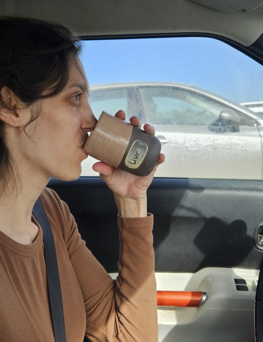 כוס טייקאווי עם חצי מכסה וחריטת שם